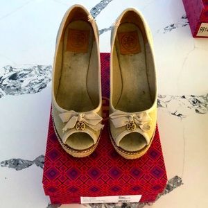 Tory Burch wedge espadrille. Beige size 8.